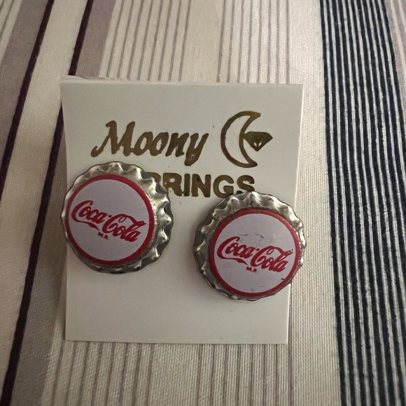 Moony Coca Cola Pierced Earrings, look like bottle caps, new on card - Picture 1 of 4